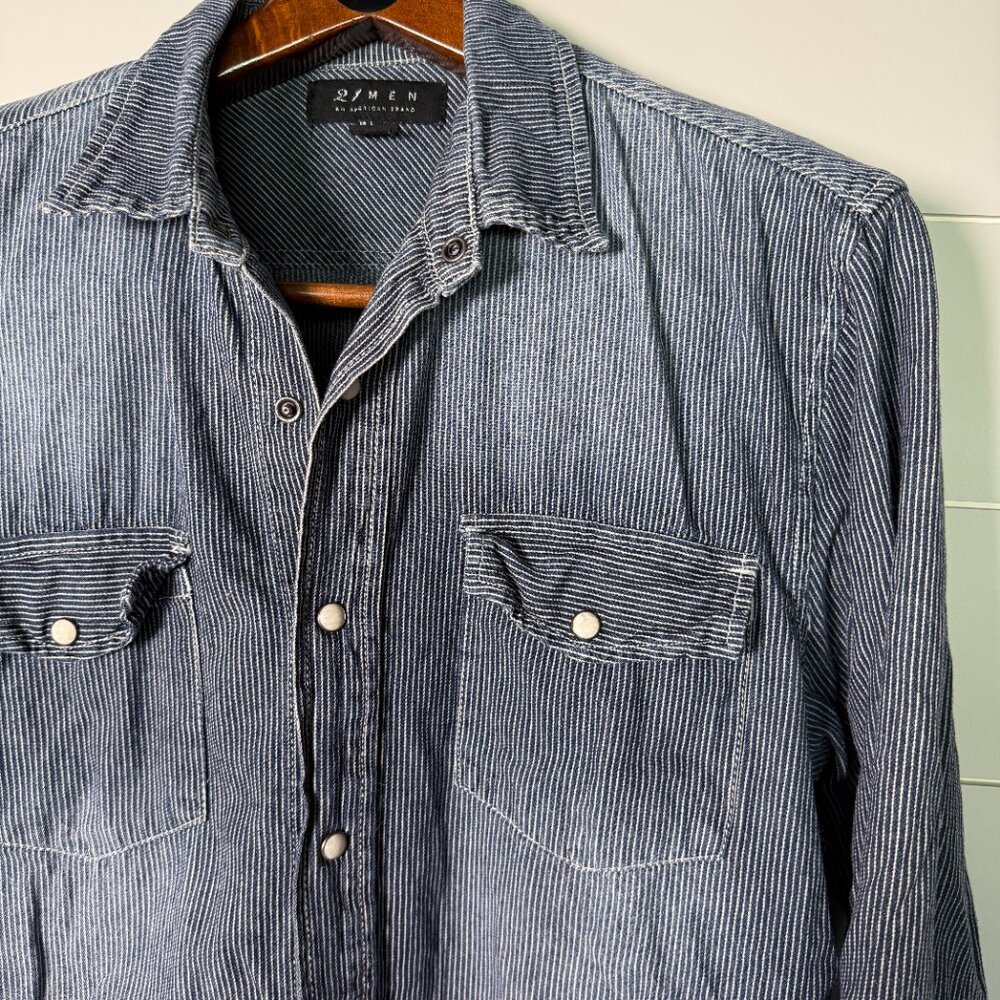 21 Men Long Sleeve Pearl Snap Button Up Denim with White Stripes Sz Large